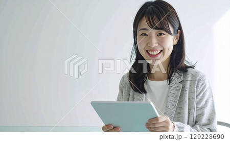 会議中のビジネスパーソン 129228690