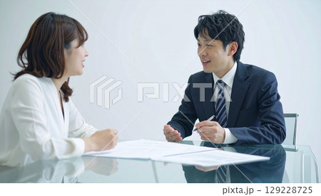 会議中のビジネスパーソン 129228725