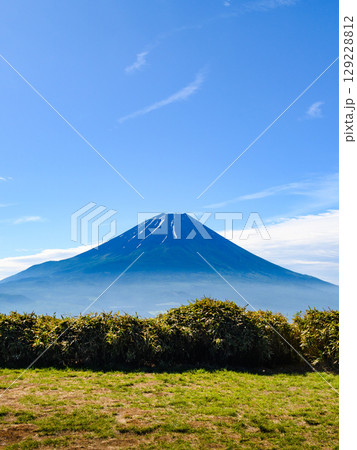 山梨県・夏の富士山（竜ヶ岳展望） 129228812