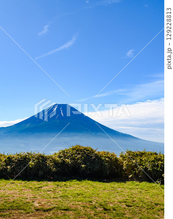 山梨県・夏の富士山（竜ヶ岳展望） 129228813