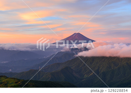 雁ヶ腹摺山から見る朝焼けの空と富士山の絶景（赤富士） 129228854