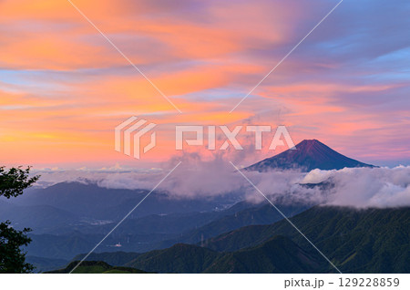 雁ヶ腹摺山から見る朝焼けの空と富士山の絶景（赤富士） 129228859