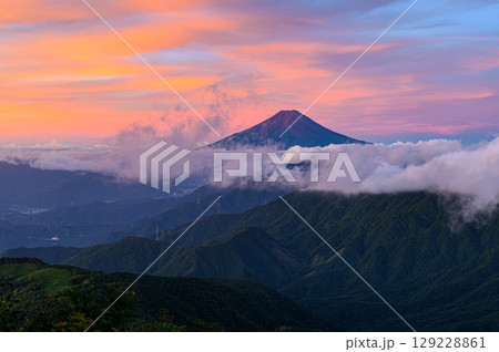 雁ヶ腹摺山から見る朝焼けの空と富士山の絶景（赤富士） 129228861