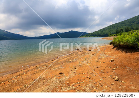 野反湖の湖畔　群馬県中之条町 129229007