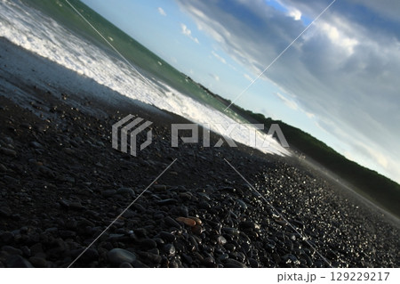 夕日を浴びて輝く海と波打ち際のイメージ【静岡県三保の松原】 夕日を浴びて輝く海と波打ち際のイメージ【静岡県三保の松原】 129229217