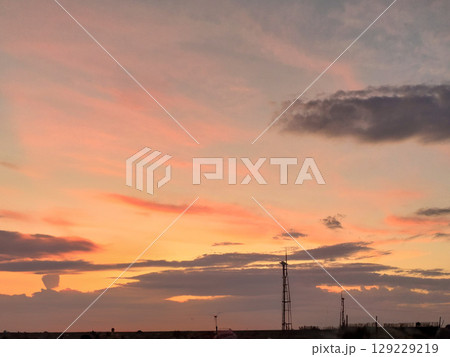 夕焼けの空に浮かぶ雲 夕焼けの空に浮かぶ雲 129229219