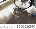 自転車と影のある風景 129229250