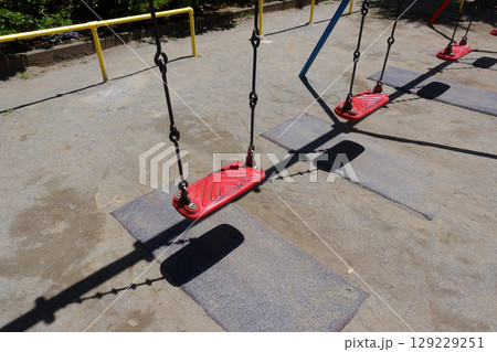公園のブランコのある風景 公園のブランコのある風景 129229251