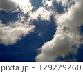 雲の空き間を抜けると向こうは青空 129229260