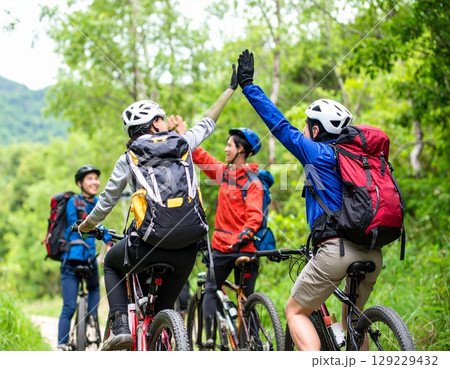 クロスバイクで仲間と駆ける山と森の旅 129229432