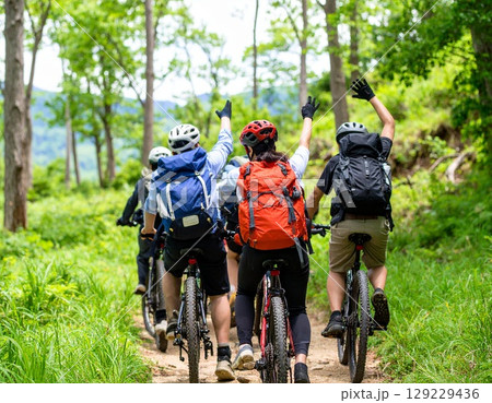 クロスバイクで仲間と駆ける山と森の旅 129229436