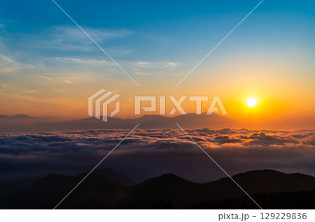 信州 夏の美ヶ原高原　道の駅から見る日の出と雲海 129229836
