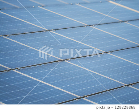 太陽光発電のソーラーパネル 129229869