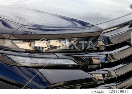 車のヘッドライト 129229983