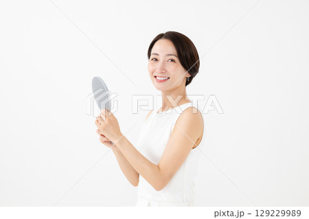 鏡を見るミドル女性 129229989