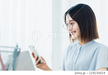 オフィスで働く女性 129230024