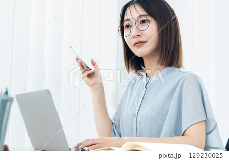 オフィスで働く女性 オフィスで働く女性 129230025