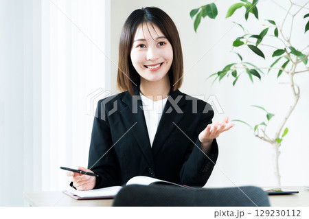 アドバイザーの若い女性 アドバイザーの若い女性 129230112