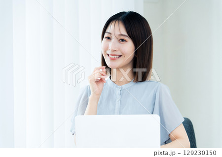 オフィスで働く女性 オフィスで働く女性 129230150