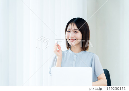 オフィスで働く女性 オフィスで働く女性 129230151