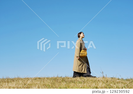 女性　ミドルエイジ　散歩　全身 129230592