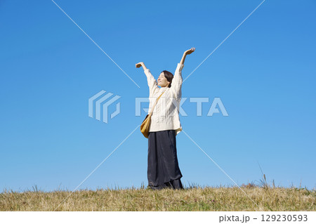 女性　ミドルエイジ　伸び　全身 129230593