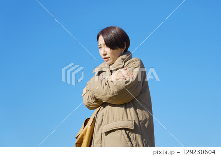 外で凍えるミドルエイジの女性 129230604