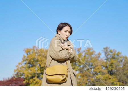 外で凍えるミドルエイジの女性 129230605