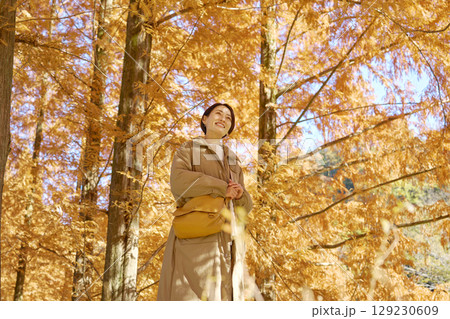 秋の紅葉の中を散歩する女性 ミドルエイジ 秋の紅葉の中を散歩する女性 ミドルエイジ 129230609