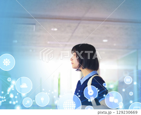 未来の校内を歩く女性の横顔 129230669