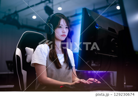 eスポーツで集中する女子学生の横顔  eスポーツで集中する女子学生の横顔 129230674
