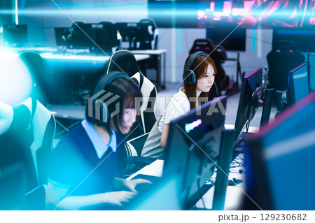 　eスポーツ大会で真剣な女子学生たち 129230682