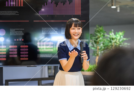 聴衆に語りかける女子学生 聴衆に語りかける女子学生 129230692