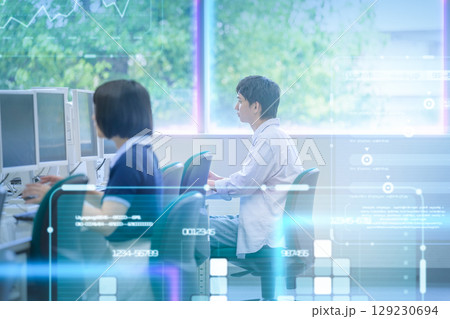 　ICTルームでPC操作に集中する女子学生 129230694