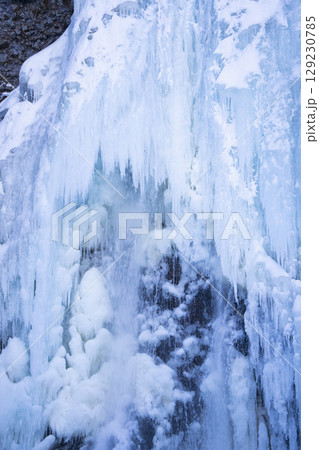 長野県松本市　冬の凍結した善五郎の滝 129230785
