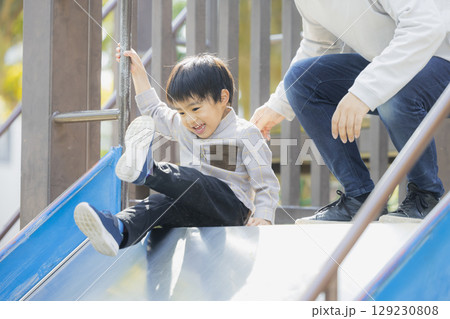 公園で遊ぶ親子 公園で遊ぶ親子 129230808