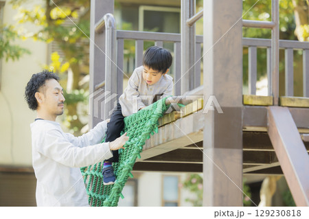 公園で遊ぶ親子 129230818