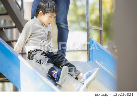 公園で遊ぶ親子 129230821