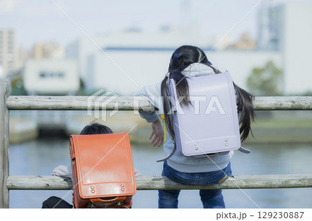 通学路の小学生 129230887