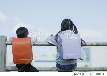 通学路の小学生 129230891