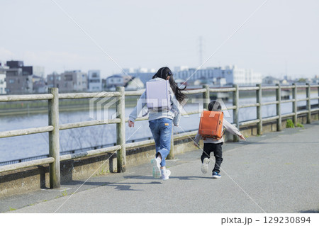 通学路の小学生 129230894