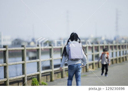 通学路の小学生 通学路の小学生 129230896
