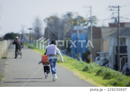 通学路の小学生 129230897