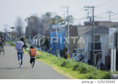 通学路の小学生 129230898