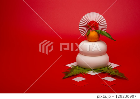 “鏡餅“を右側に配置した写真 赤背景 三宝(台座)無し “鏡餅“を右側に配置した写真 赤背景 三宝(台座)無し 129230907