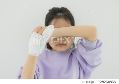手の指を骨折した小学生の女の子 129230933