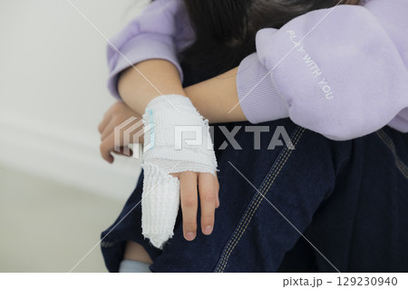 手の指を骨折した小学生の女の子 手の指を骨折した小学生の女の子 129230940