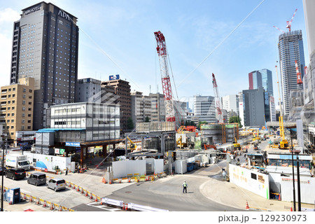 開発が進む高輪ゲートウエイ駅前の工事現場 129230973