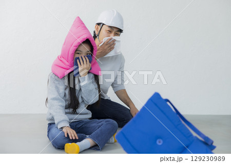 避難訓練をする小学生 129230989