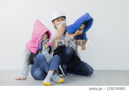 避難訓練をする小学生 129230991